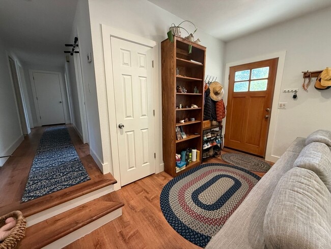 Building Photo - Spacious 4 Bed/3 Single Family Home in SW Bend - Large Backyard