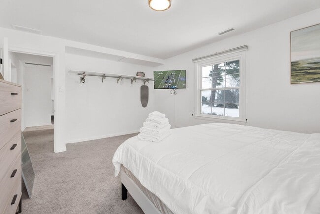 Building Photo - 3BD ROOM RANCH - PRIVATE LOT - FURNISHED -...