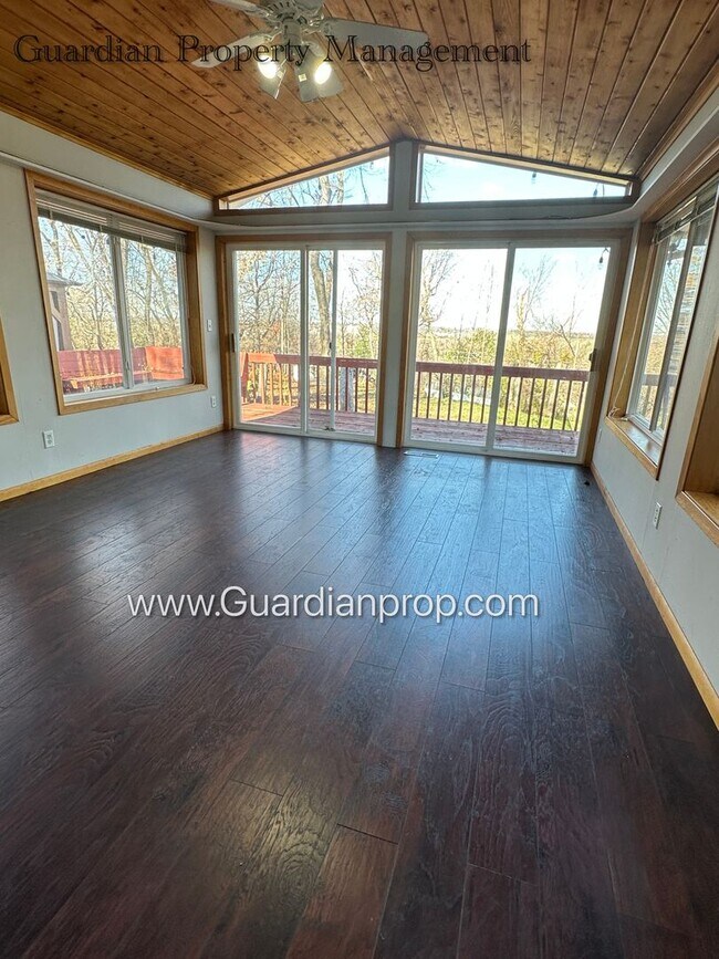 Building Photo - Burnsville Single Family Home, 2 Car Garage, Large Sun Room, Fireplace, Deck