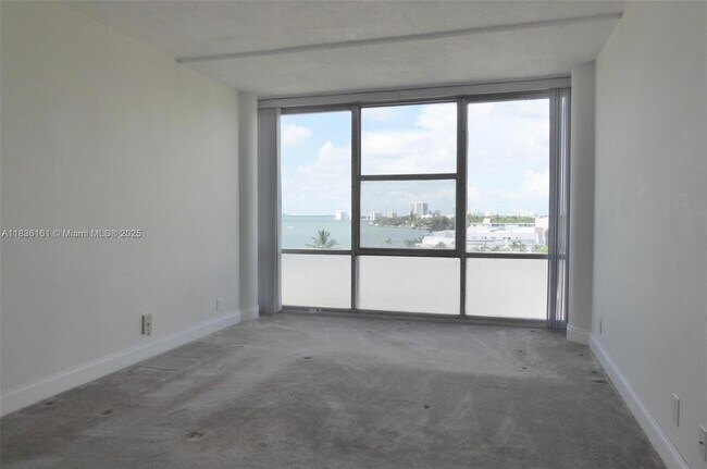 Building Photo - 900 Bay Dr