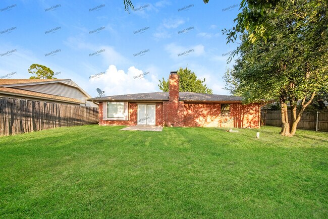 Building Photo - 813 N Briarcliff Dr
