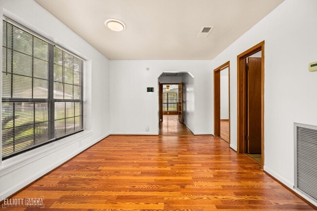 Building Photo - Check Out this 2 bed 1 bath in Alexandria