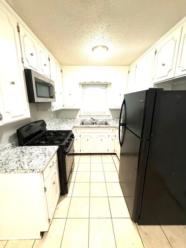 Building Photo - ** 3 Bed 2 Bath located off Eastern Blvd ** call (334) 366-9198 for a self showing
