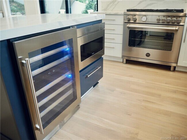 Building Photo - 70 Seminary St