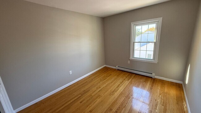 Building Photo - 2 BR with hardwood, private entrance/deck,...