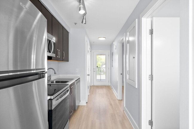 Building Photo - Beautiful 2 Bedroom Condo For Rent Near APSU!