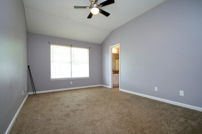 Building Photo - 105 Oakline Dr