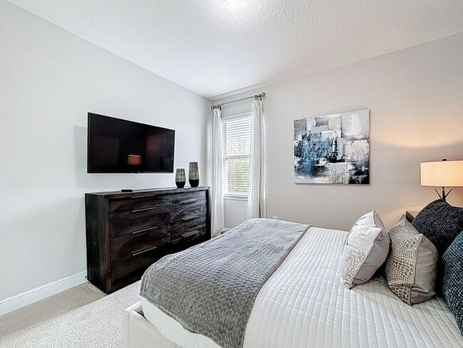 Building Photo - 8 Bedrooms 7 baths on a resort community