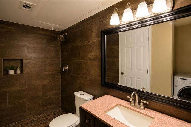 Building Photo - 18333 Roehampton Dr