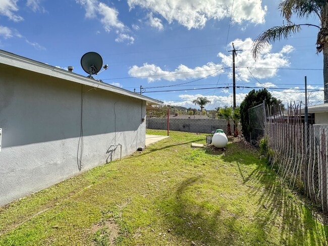 Building Photo - CUTE CONDO IN A DUPLEX W/ LARGE BACKYARD AVAILABLE FOR RENT!