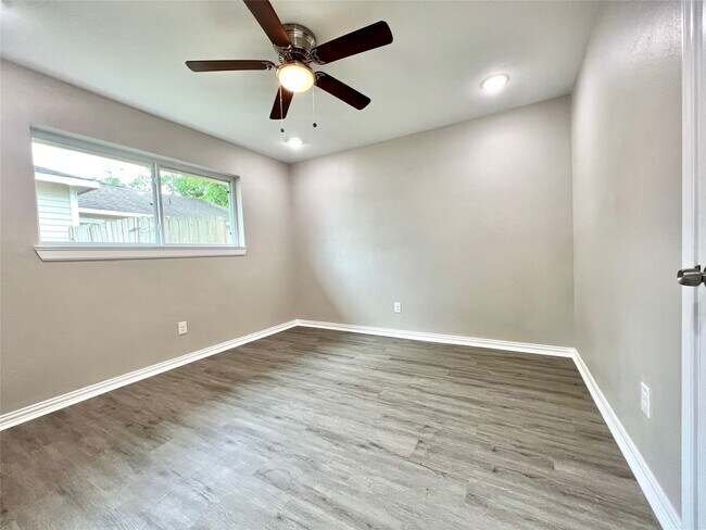 Building Photo - 813 Cedar Lawn Dr