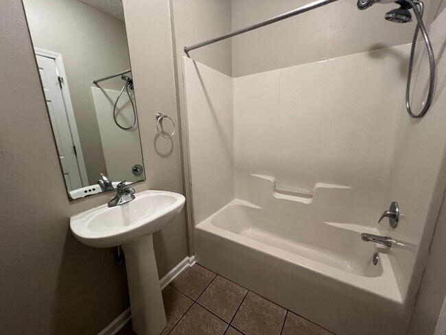 Building Photo - Auburn Townhome