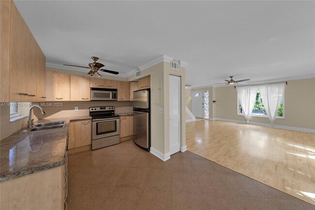 Building Photo - 307 SW 11th Ct