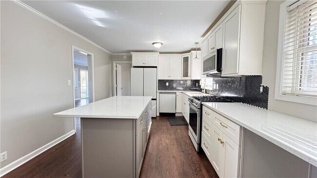 Building Photo - 552 Sybil Ln SE