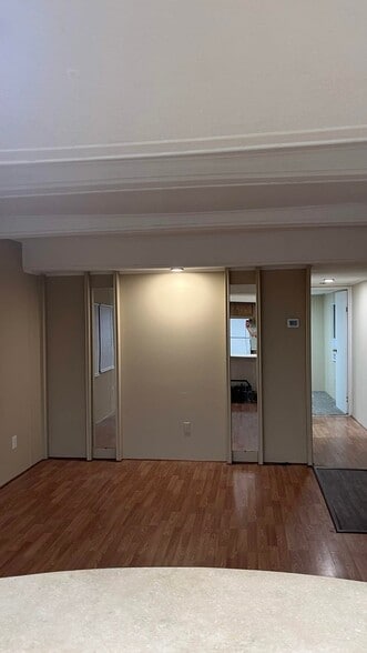 Building Photo - 606 S Oak Forest Rd