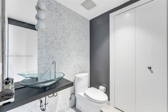 Building Photo - 200 Biscayne Blvd Way