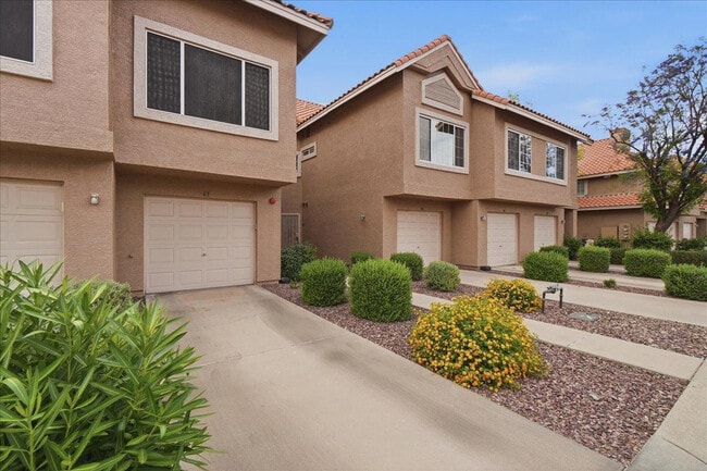 Building Photo - 1633 E Lakeside Dr