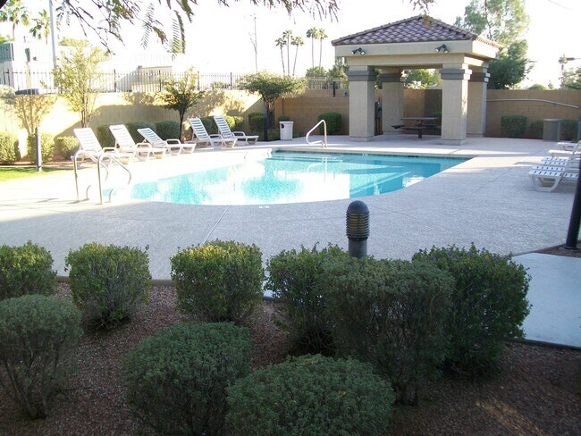 Building Photo - 2 bed, 2.5 bath, 2 car garage Townhome