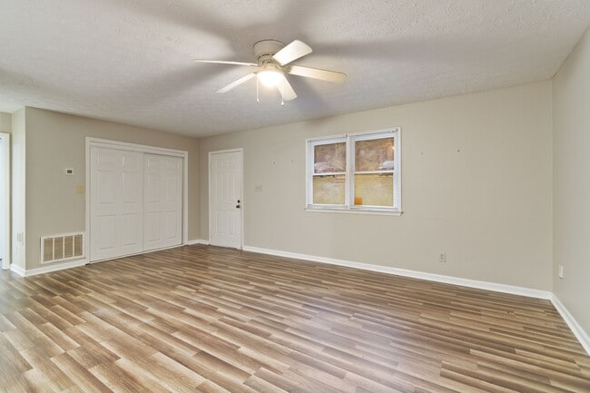 Building Photo - 235 Sunny Hills Dr