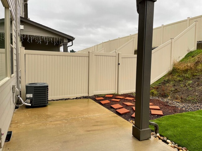 Building Photo - LUXURY 4 BD TOWNHOME! GATED PARKER VILLAGE...