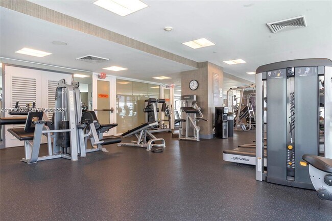 Building Photo - 950 Brickell Bay Dr