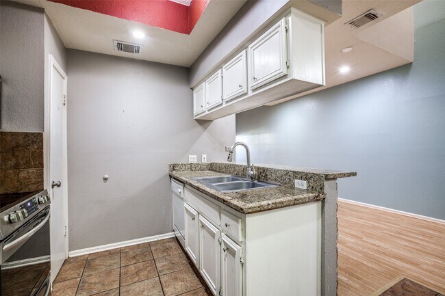 Building Photo - 800 Country Pl Dr