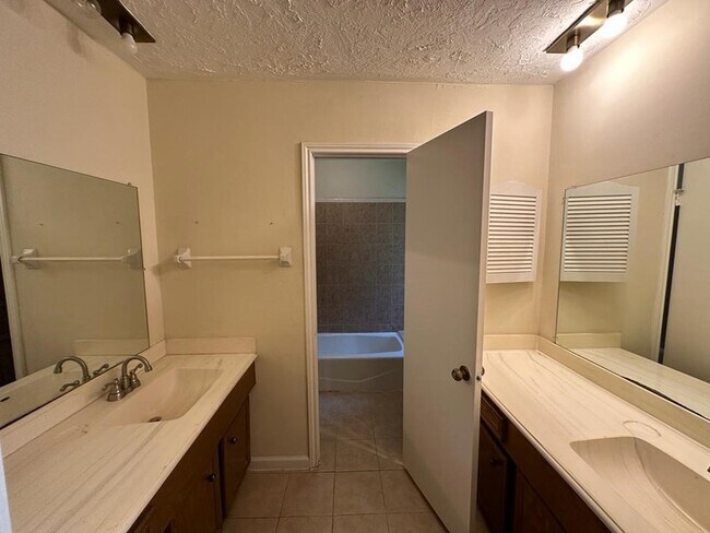 Building Photo - 239 Kings Way