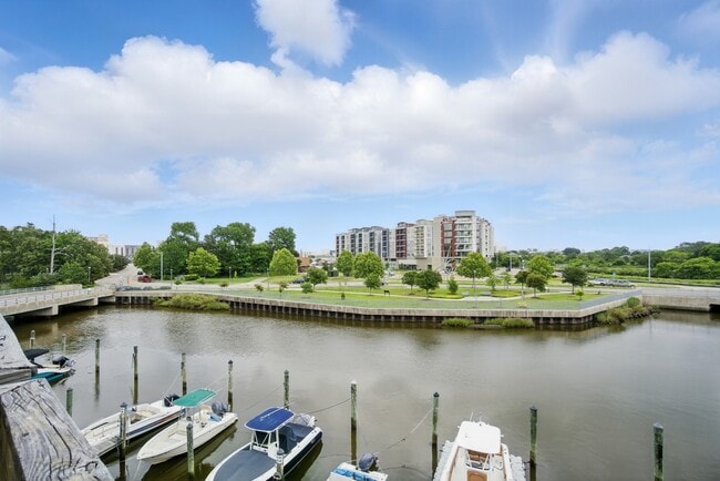 Building Photo - 100 Pinewood Rd