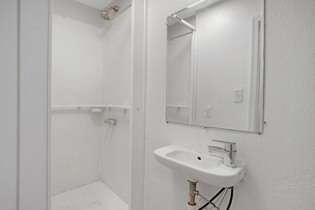 Building Photo - Renovated 4BR/3.5BA Townhome in Stafford –...
