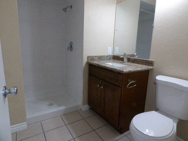 Building Photo - Spacious 2-Bed, 2-Bath Home with Resort-St...
