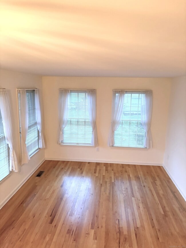 Building Photo - 5 Howes Ct