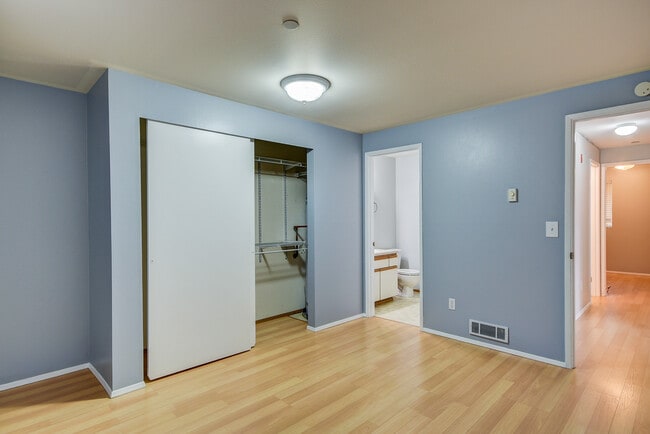 Building Photo - 485 SW Bayshore Dr