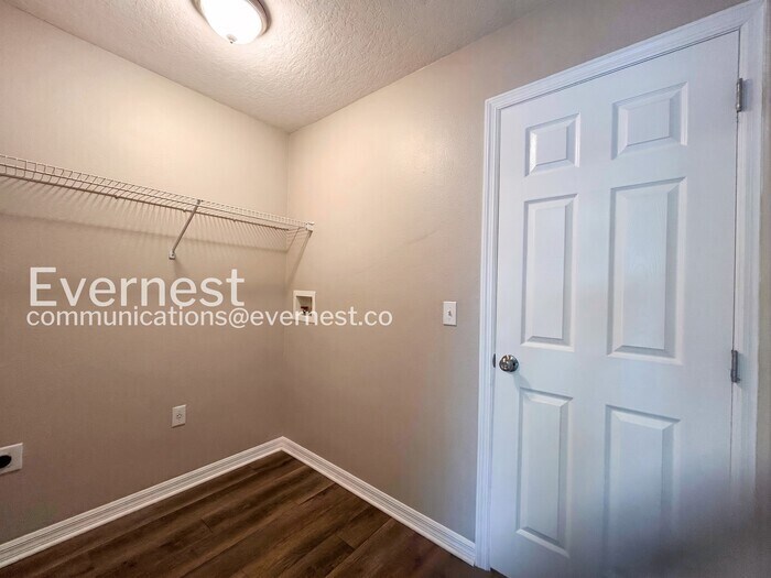 Building Photo - 3435 Village Green Ct