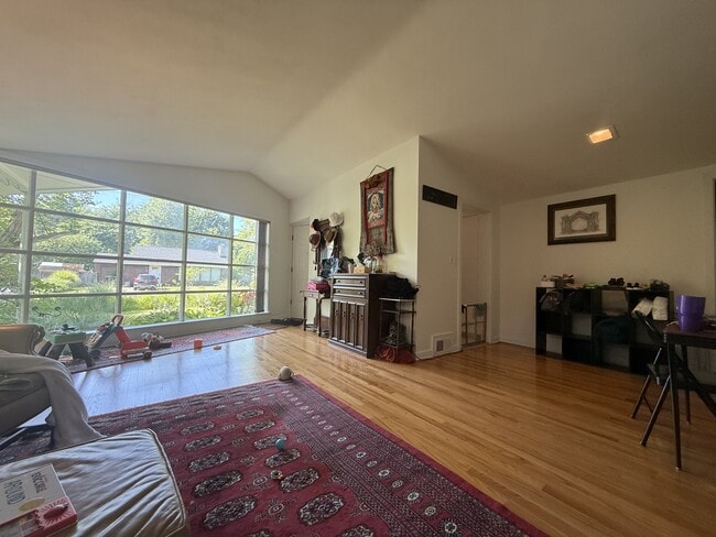 Building Photo - 443 Thurber St