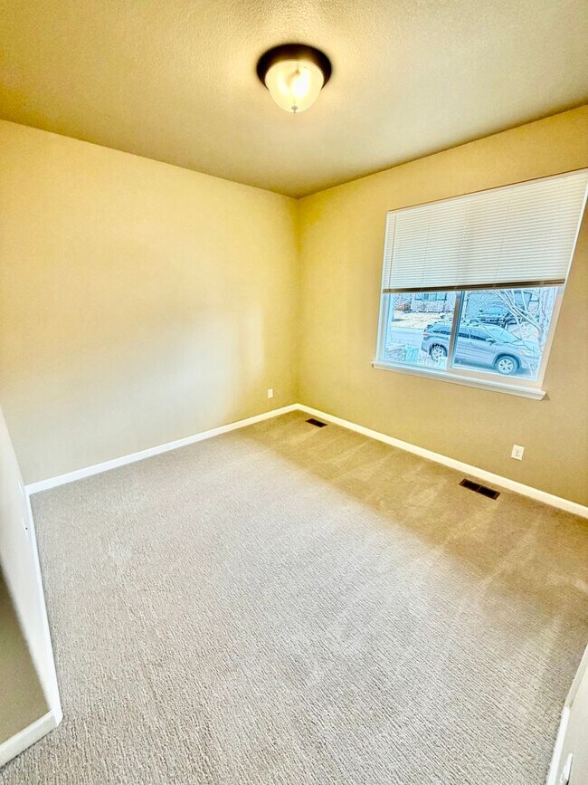 Building Photo - Renovated Milliken Home!