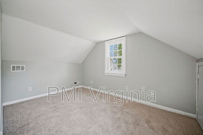 Building Photo - 2312 Calvin Ave