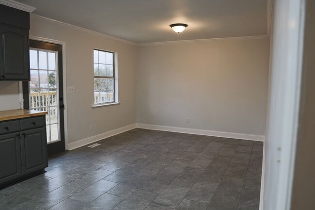 Building Photo - NEWLY REMODELED