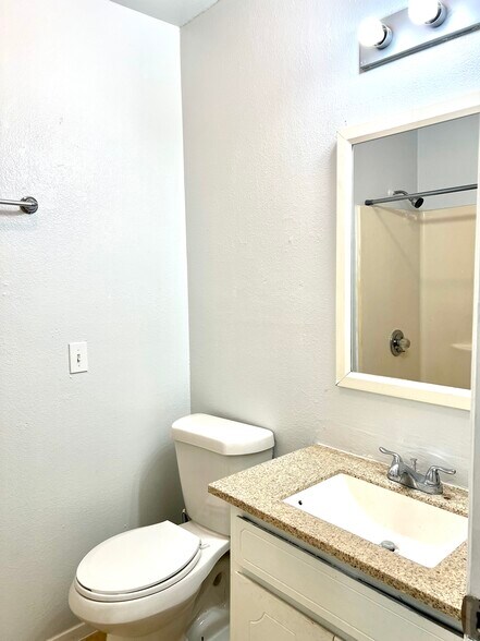 Building Photo - 2112 Tanglewood St
