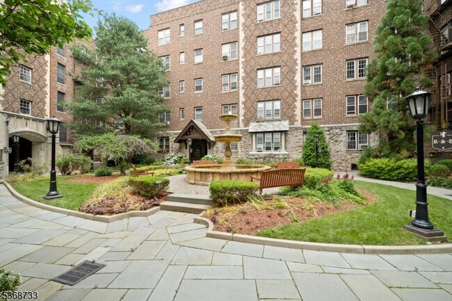 Building Photo - 275 Engle St