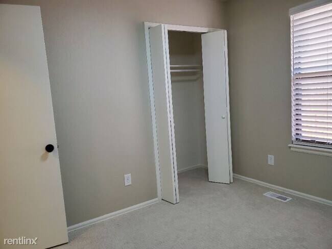 Building Photo - 5 br, 3 bath House - 596 Creekside Ct