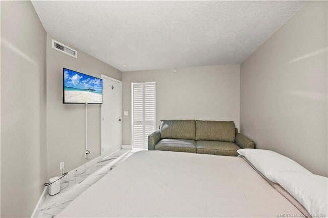 Building Photo - 9650 S Ocean Dr