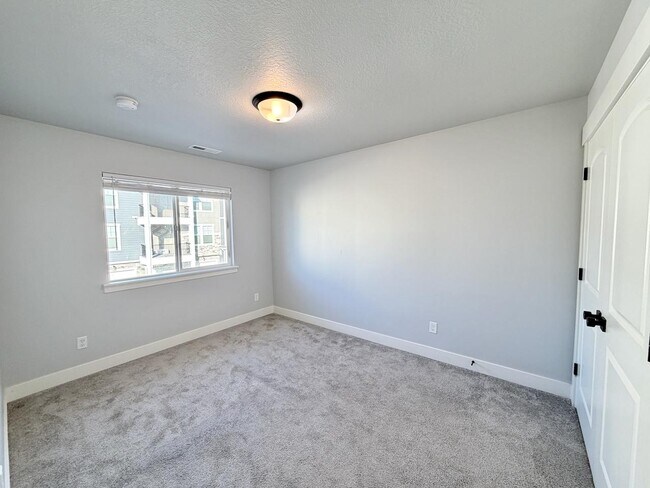 Building Photo - 347 W 410 N St