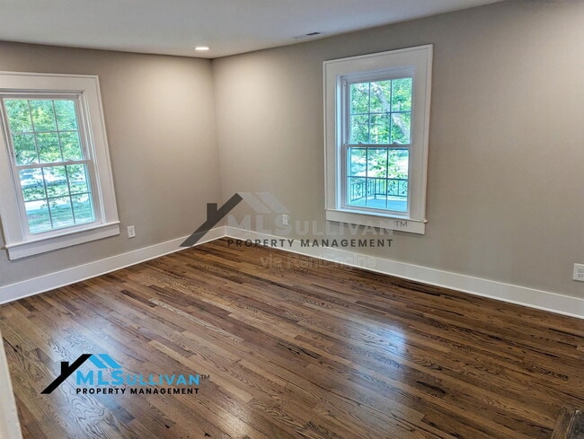 Building Photo - 229 W Elm St