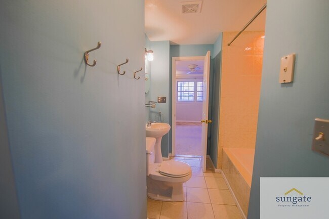 Building Photo - 615 S Glover St