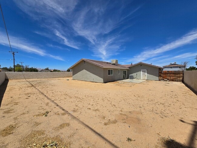 Building Photo - For Rent in California City – 3 Bed / 2 Ba...