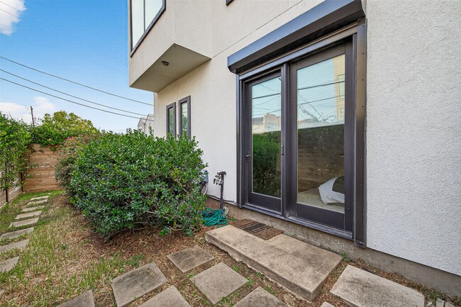 Building Photo - 5104 Lillian St