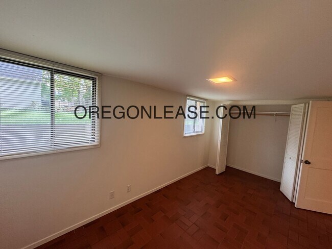 Building Photo - 1 bedroom 1 bath downtown apartment - available now
