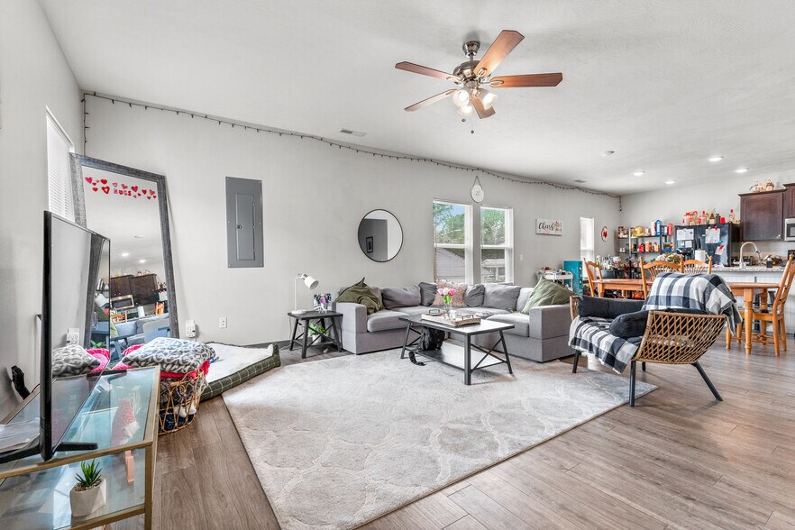 Large Open Floor Plan - 813 South Ave