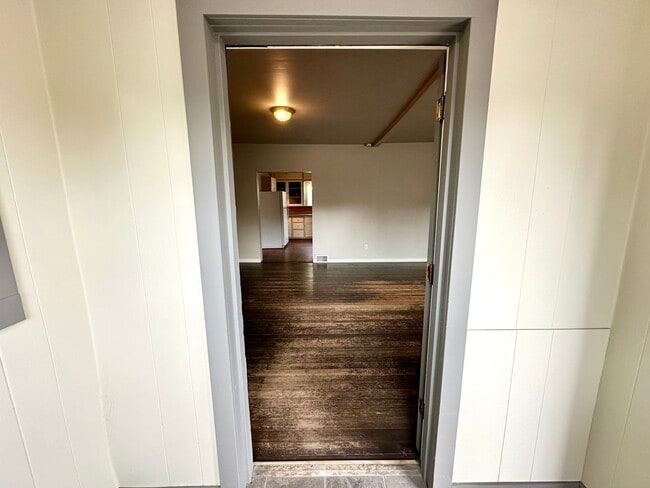 Building Photo - Charming 2 Bed 1 Bath Home Located in Historic Downtown Roslyn