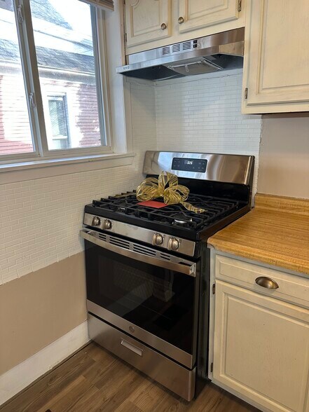 New oven 2026 - 841 Wealthy St SE